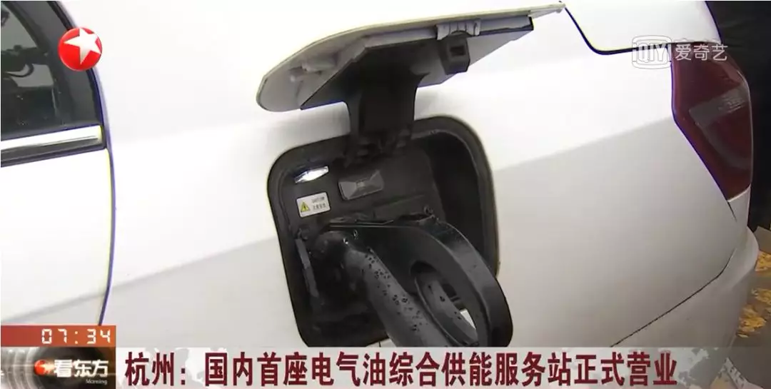 6165cc金沙总站精彩亮相海内首座电气油综合供能效劳站03.jpg